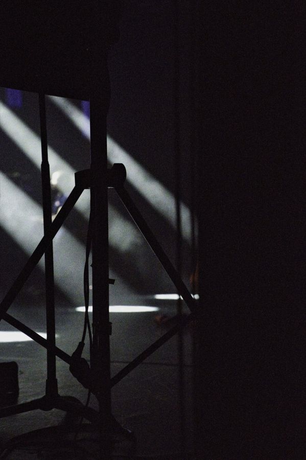 Filage, loges, scène — le casse-tête du matériel léger